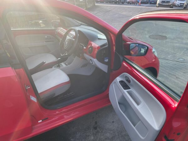 VOLKSWAGEN UP AUTO 2015 - Image 2
