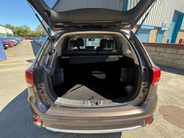 2017 Mitsubishi Outlander PHEV 2.0 4WD SUV AUTO (CATEGORY S IN UK) - Image 4
