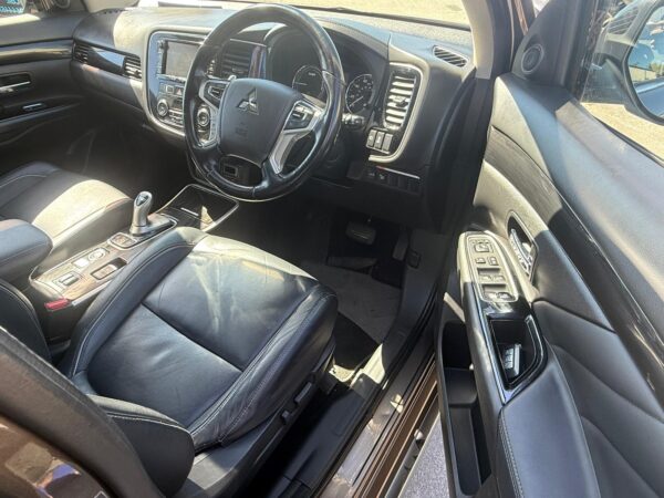 2017 Mitsubishi Outlander PHEV 2.0 4WD SUV AUTO (CATEGORY S IN UK) - Image 10