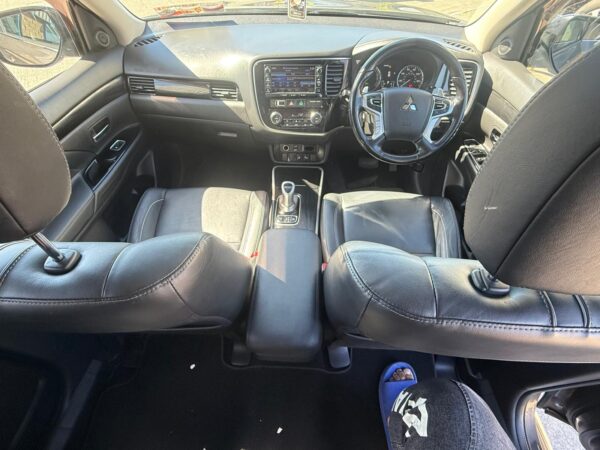 2017 Mitsubishi Outlander PHEV 2.0 4WD SUV AUTO (CATEGORY S IN UK) - Image 11