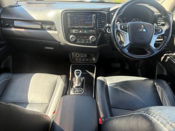 2017 Mitsubishi Outlander PHEV 2.0 4WD SUV AUTO (CATEGORY S IN UK) - Image 15