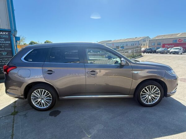 2017 Mitsubishi Outlander PHEV 2.0 4WD SUV AUTO (CATEGORY S IN UK) - Image 18