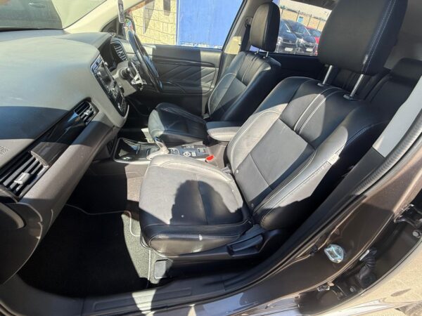 2017 Mitsubishi Outlander PHEV 2.0 4WD SUV AUTO (CATEGORY S IN UK) - Image 20