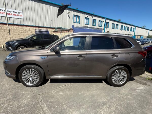 2017 Mitsubishi Outlander PHEV 2.0 4WD SUV AUTO (CATEGORY S IN UK) - Image 24